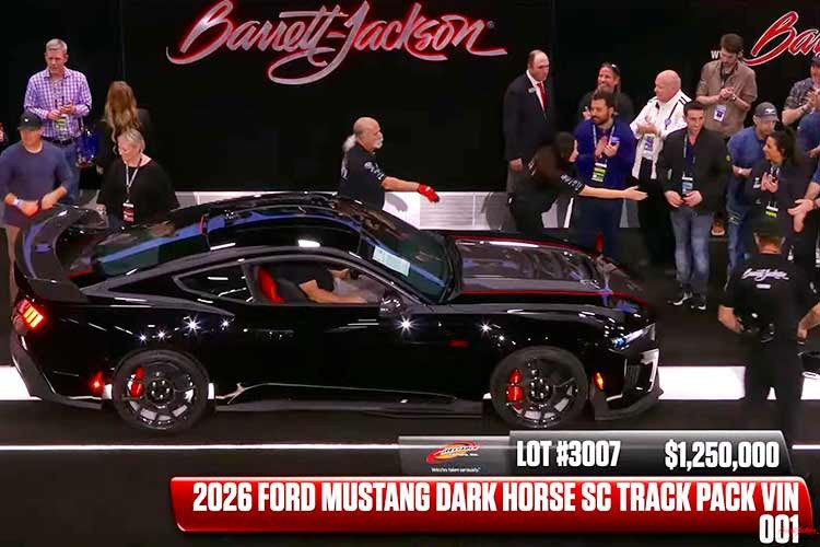 Không chỉ thế, Ford còn tháo bỏ hàng ghế sau, đặt động cơ GTD vào khoang động cơ và đã bán chiếc Ford Mustang Dark Horse SC 2026 đầu tiên với giá 1,25 triệu đô la (khoảng hơn 32 tỷ đồng) thông qua nhà đấu giá Barrett-Jackson.