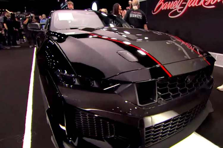 Ngoài ra, xe còn có kẹp phanh hàng hiệu Brembo màu đỏ Race Red, ghế thể thao Recaro màu đỏ Solar Red, và các chi tiết trang trí bằng titan in 3D từ Mustang GTD.