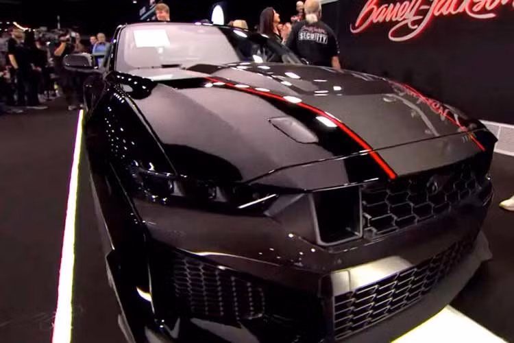 Ngoài ra, xe còn có kẹp phanh hàng hiệu Brembo màu đỏ Race Red, ghế thể thao Recaro màu đỏ Solar Red, và các chi tiết trang trí bằng titan in 3D từ Mustang GTD.