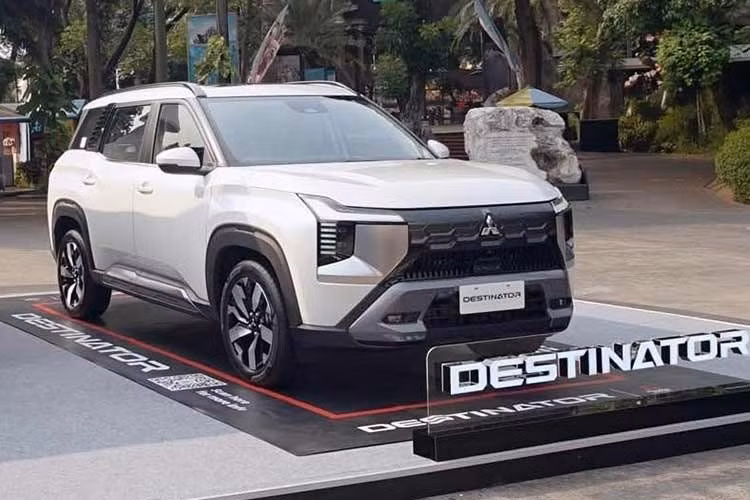 Cụ thể, mẫu xe SUV Mitsubishi Destinator HEV 2027 mới sẽ khác với phiên bản sử dụng động cơ 1.5L tăng áp từng được giới thiệu tại Indonesia, Destinator HEV sẽ chuyển sang sử dụng hệ truyền động hybrid hoàn toàn (Full Hybrid HEV) với động cơ xăng 1.6L.