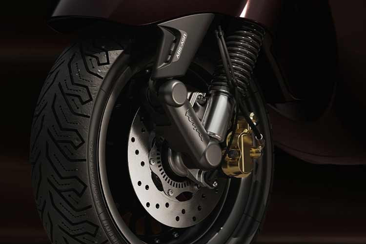 Vespa 946 Horse sử dụng hệ thống treo trước gắp đơn với lò xo cuộn và giảm xóc đơn. Giảm xóc sau kiểu giảm xóc thủy lực đơn có thể điều chỉnh tải trọng 5 cấp.