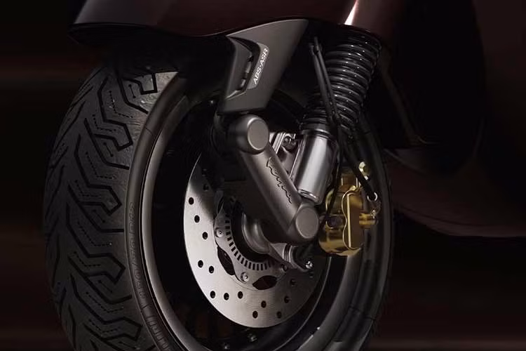 Vespa 946 Horse sử dụng hệ thống treo trước gắp đơn với lò xo cuộn và giảm xóc đơn. Giảm xóc sau kiểu giảm xóc thủy lực đơn có thể điều chỉnh tải trọng 5 cấp.