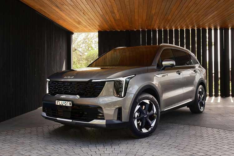 Mẫu xe SUV Kia Sorento 2026 đã được công bố giá bán chi tiết tại thị trường Úc. Ở phiên bản mới, một trong những điểm nhấn quan trọng là hệ thống hỗ trợ giữ làn đường Lane Following Assist 2 thế hệ mới. Kia cho biết, công nghệ này mang lại khả năng điều khiển đánh lái chính xác và ít gây phiền nhiễu hơn nhờ cơ chế can thiệp trực tiếp vào góc lái thay vì thông qua bộ trợ lực như trước.