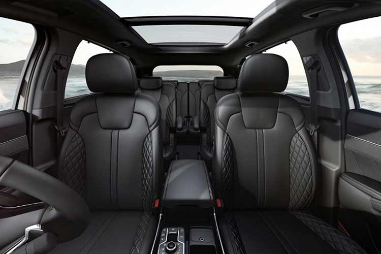 Xe có hệ thống cảnh báo điểm mù, giám sát sự tập trung của tài xế, cảnh báo giới hạn tốc độ thông minh, hỗ trợ giữ làn, phanh đa va chạm, cảnh báo người ngồi hàng ghế sau, cảnh báo phương tiện cắt ngang khi lùi, cảnh báo mở cửa an toàn, hệ thống giám sát áp suất lốp, cảm biến trước/sau và camera lùi.