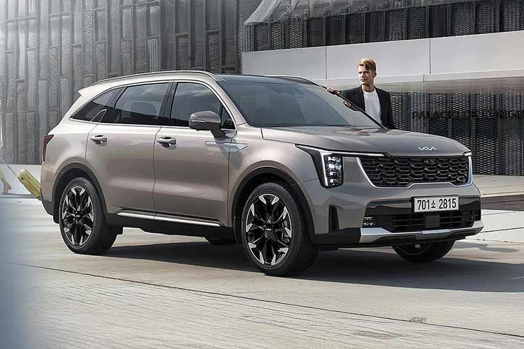 Tại thị trường Úc, Kia Sorento 2026 có giá bán khởi điểm từ 51.380 AUD (tương đương 35.500 USD - khoảng 909 triệu đồng). Tại thị trường Việt Nam, Kia Sorento thế hệ mới ra mắt hồi tháng 9/2025 với phiên bản cao cấp Signature, tùy chọn động cơ xăng hoặc dầu, bổ sung gói tùy chọn hệ dẫn động AWD.
