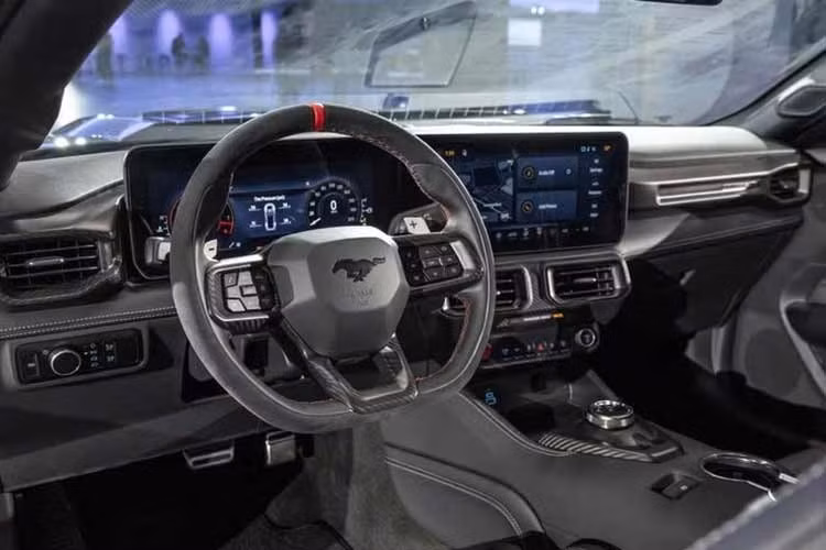 Xe sở hữu hệ thống phanh gốm carbon Brembo, lốp Michelin Pilot Sport Cup2 R, mâm xe bằng sợi carbon, bộ phụ kiện khí động học bằng sợi carbon, gói ngoại thất Carbon, họa tiết trang trí đặc biệt trên nắp ca-pô...