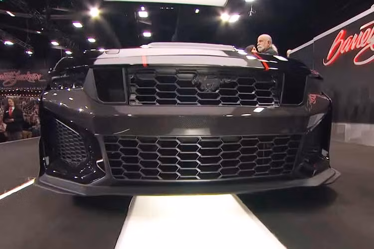 Theo truyền thống của những năm trước, nhà đấu giá đã đem chiếc xe Ford Mustang Dark Horse SC 2026 đầu tiên này ra đấu bán giá để gây quỹ từ thiện (nghiên cứu phòng chống bệnh tiểu đường loại 1).