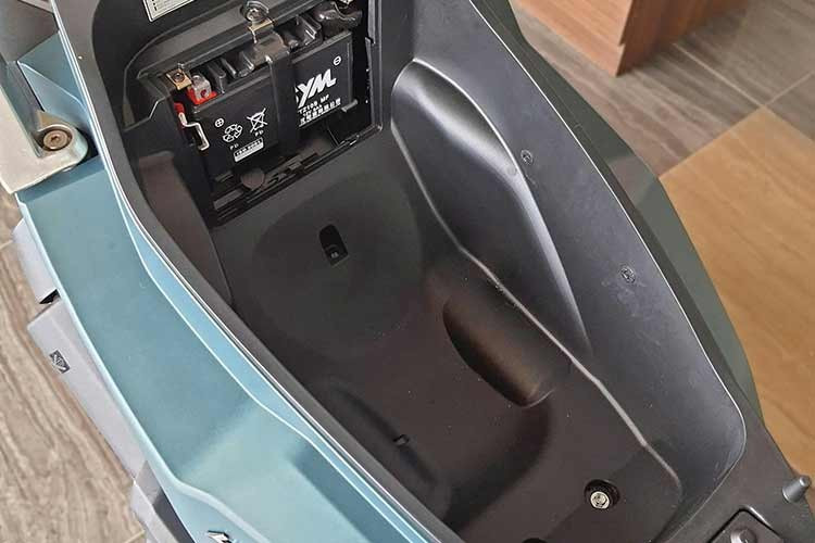 Husky 150 SE 2026 được trang bị yên phân tầng, ngồi lên cảm giác khá thoải mái, đặc biệt là cho những chuyến đi xa hoặc chở người ngồi sau. Cốp xe khá lớn, có thể chưa được 2 mũ báo hiểm nửa đầu và một số vật dụng cá nhân...