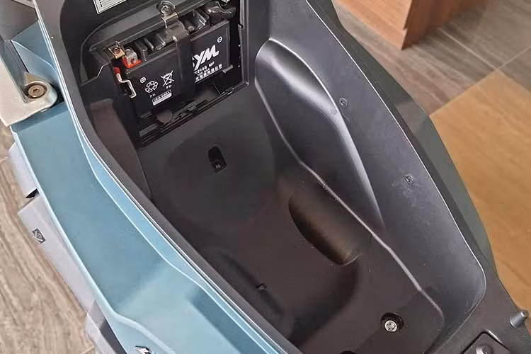 Husky 150 SE 2026 được trang bị yên phân tầng, ngồi lên cảm giác khá thoải mái, đặc biệt là cho những chuyến đi xa hoặc chở người ngồi sau. Cốp xe khá lớn, có thể chưa được 2 mũ báo hiểm nửa đầu và một số vật dụng cá nhân...