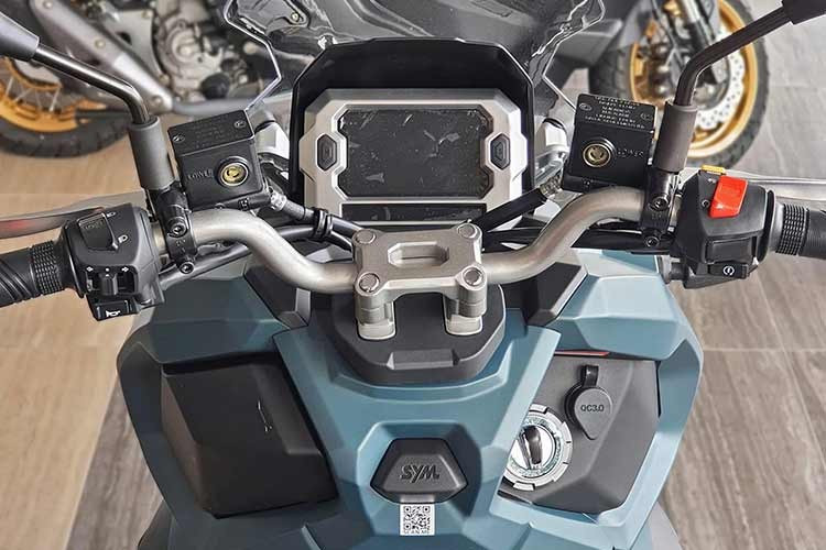 Cụm đồng hồ LCD kích thước 5 inch hiển thị đầy đủ các thông số và có khả năng tự động điều chỉnh độ sáng, giúp người lái dễ dàng quan sát trong nhiều điều kiện ánh sáng khác nhau. Xe còn có hệ thống khóa thông minh không cần chìa, đi kèm chế độ khởi động khẩn cấp cho phép xe hoạt động ngay cả khi pin yếu.