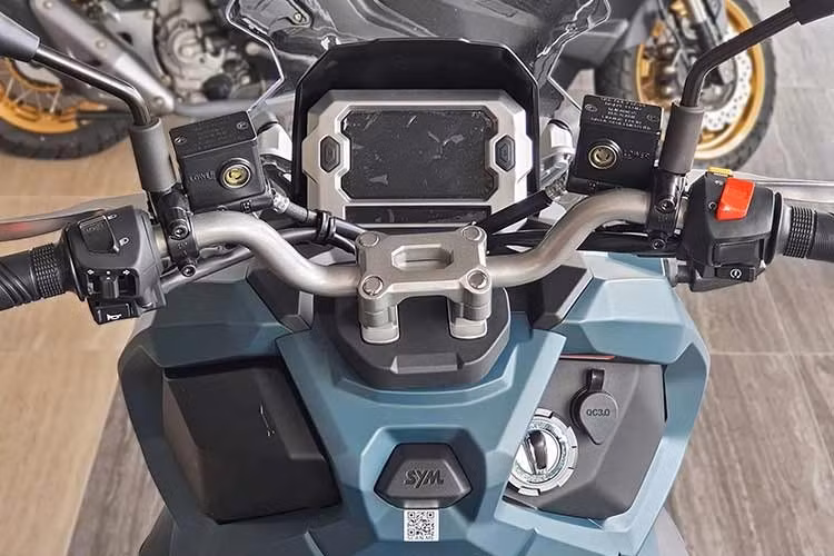 Cụm đồng hồ LCD kích thước 5 inch hiển thị đầy đủ các thông số và có khả năng tự động điều chỉnh độ sáng, giúp người lái dễ dàng quan sát trong nhiều điều kiện ánh sáng khác nhau. Xe còn có hệ thống khóa thông minh không cần chìa, đi kèm chế độ khởi động khẩn cấp cho phép xe hoạt động ngay cả khi pin yếu.