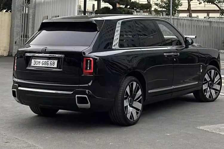 Thậm chí xe SUV siêu sang Rolls-Royce Cullinan Series II 2025 về nước vô cùng kín tiếng, nhưng nhìn vào biển số đã thấy ngay sự đẳng cấp của chủ nhân, khi đóng tất cả phí giúp xe lăn bánh với biển số trắng, và ước tính chi phí bỏ ra sẽ không dưới 50 tỷ đồng, 1 con số khổng lồ.