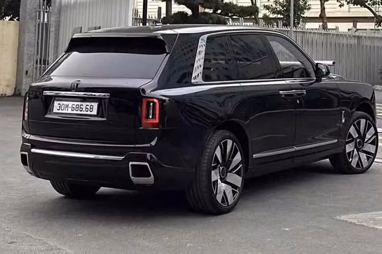 Thậm chí xe SUV siêu sang Rolls-Royce Cullinan Series II 2025 về nước vô cùng kín tiếng, nhưng nhìn vào biển số đã thấy ngay sự đẳng cấp của chủ nhân, khi đóng tất cả phí giúp xe lăn bánh với biển số trắng, và ước tính chi phí bỏ ra sẽ không dưới 50 tỷ đồng, 1 con số khổng lồ.