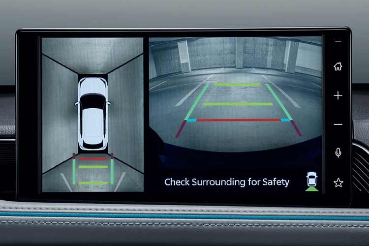 Một thay đổi quan trọng trên Yaris Cross 2026 nâng cấp chính là việc Toyota loại bỏ hoàn toàn tùy chọn động cơ xăng truyền thống tại thị trường Thái Lan. Thay vào đó, tất cả phiên bản đều sử dụng hệ truyền động hybrid, thể hiện rõ định hướng điện hóa của hãng xe Nhật Bản trong phân khúc xe đô thị.