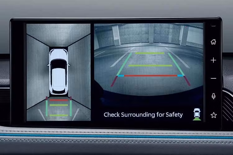 Một thay đổi quan trọng trên Yaris Cross 2026 nâng cấp chính là việc Toyota loại bỏ hoàn toàn tùy chọn động cơ xăng truyền thống tại thị trường Thái Lan. Thay vào đó, tất cả phiên bản đều sử dụng hệ truyền động hybrid, thể hiện rõ định hướng điện hóa của hãng xe Nhật Bản trong phân khúc xe đô thị.