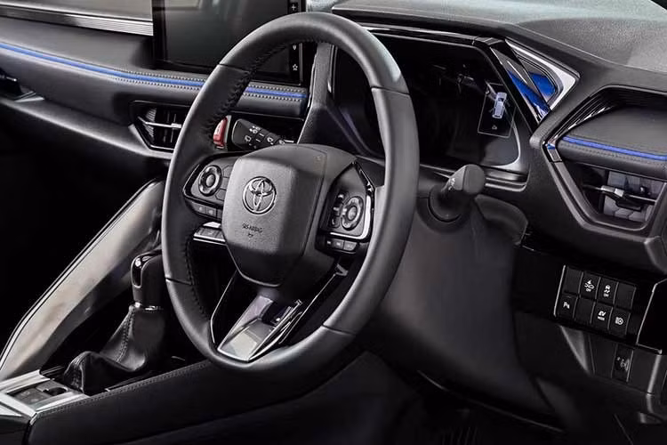 Ngoài ra, việc trang bị tiêu chuẩn gói Toyota Safety Sense (bao gồm cả phanh tự động khẩn cấp, kiểm soát hành trình thích ứng, cảnh báo lệch làn và hỗ trợ giữ làn - vốn trước đây chỉ xuất hiện trên các phiên bản cao), cho thấy Toyota đang chủ động thích nghi với sự thay đổi trong hành vi tiêu dùng.