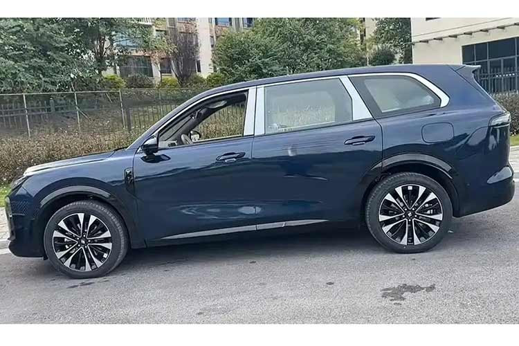 Ngoài ra, Huajing S 2026 được phát triển dựa trên kiến ​​trúc Tianyu của Baojun. Xe dự kiến có 3 phiên bản, kích thước là 5235/1999/1800 mm (dài/rộng/cao), chiều dài cơ sở là 3105mm. Trọng lượng không tải lần lượt là 2.385kg, 2.470kg và 2.665kg cho mỗi bản.