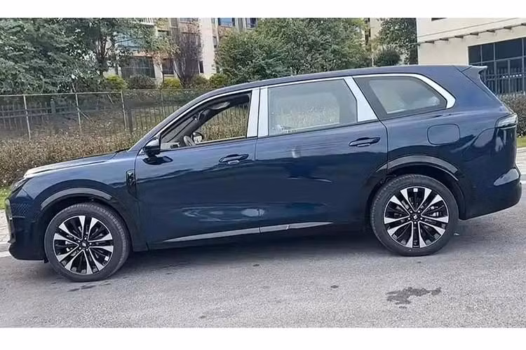 Ngoài ra, Huajing S 2026 được phát triển dựa trên kiến ​​trúc Tianyu của Baojun. Xe dự kiến có 3 phiên bản, kích thước là 5235/1999/1800 mm (dài/rộng/cao), chiều dài cơ sở là 3105mm. Trọng lượng không tải lần lượt là 2.385kg, 2.470kg và 2.665kg cho mỗi bản.