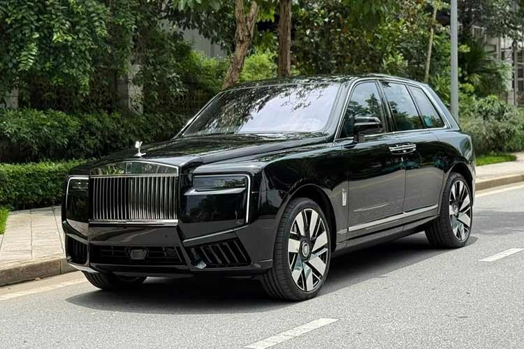 Mới đây, một chiếc xe SUV siêu sang Rolls-Royce Cullinan Series II 2025 mới đã bị bắt gặp lăn bánh trên đường phố Hà Nội, theo tìm hiểu, đây là 1 trong số rất ít các những chiếc Cullinan Series II đầu tiên xuất hiện tại thị trường Việt Nam.