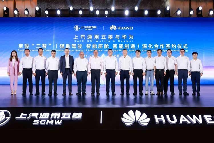 Vào tháng 9/2025, 9, liên doanh SGMW (SAIC - GM - Wuling) và Huawei đã tổ chức lễ ký kết nhằm tăng cường hợp tác trong chiến lược “Ba Trí Tuệ” của thương hiệu Baojun, tập trung vào lái xe thông minh, buồng lái thông minh và sản xuất thông minh, nhằm thúc đẩy sự phổ biến của các công nghệ thông minh trong phân khúc thị trường xe hơi dưới 150.000 nhân dân tệ (560 triệu đồng).