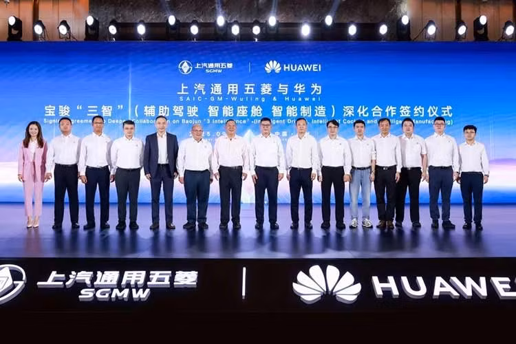 Vào tháng 9/2025, 9, liên doanh SGMW (SAIC - GM - Wuling) và Huawei đã tổ chức lễ ký kết nhằm tăng cường hợp tác trong chiến lược “Ba Trí Tuệ” của thương hiệu Baojun, tập trung vào lái xe thông minh, buồng lái thông minh và sản xuất thông minh, nhằm thúc đẩy sự phổ biến của các công nghệ thông minh trong phân khúc thị trường xe hơi dưới 150.000 nhân dân tệ (560 triệu đồng).