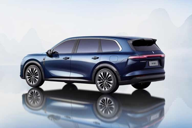 Là một mẫu SUV hybrid cắm điện, phần đầu xe nổi bật với lưới tản nhiệt hình thang lớn và cụm đèn pha dạng chữ “Z” xuyên suốt. Logo thương hiệu Baojun được đặt phía trên đèn pha và cản trước có thiết kế hình chữ U. Phần đuôi xe cũng có cụm đèn hậu trải dài toàn bộ chiều rộng với hình dạng tương tự.