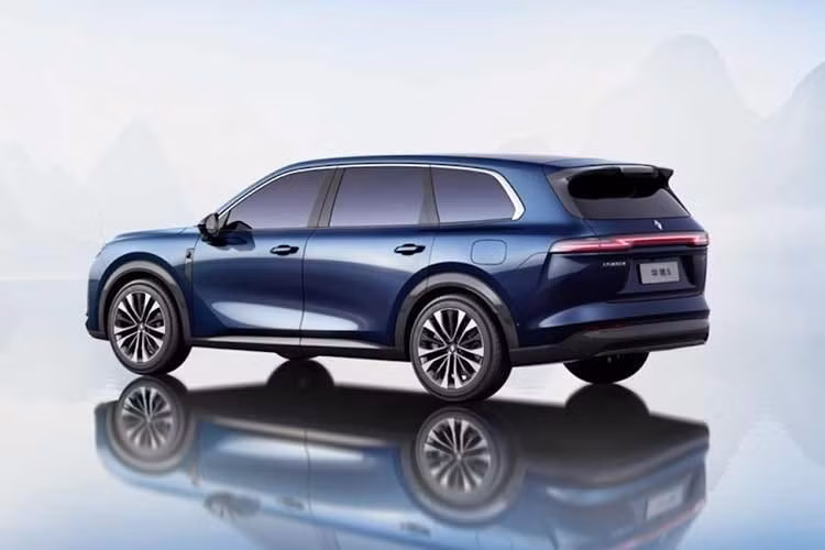 Là một mẫu SUV hybrid cắm điện, phần đầu xe nổi bật với lưới tản nhiệt hình thang lớn và cụm đèn pha dạng chữ “Z” xuyên suốt. Logo thương hiệu Baojun được đặt phía trên đèn pha và cản trước có thiết kế hình chữ U. Phần đuôi xe cũng có cụm đèn hậu trải dài toàn bộ chiều rộng với hình dạng tương tự.