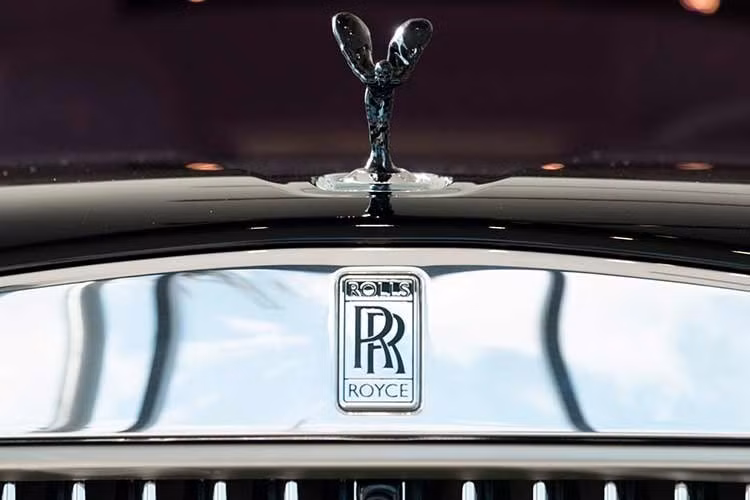 Theo hãng Rolls-Royce, đèn LED định vị ban ngày của xe Rolls-Royce Cullinan Series II được lấy cảm hứng thiết kế từ các tòa nhà chọc trời trong thành phố. Ngoài ra, mẫu SUV siêu sang này còn được bổ sung cản trước mới và lưới tản nhiệt tích hợp đèn LED ẩn. Đây là lần đầu tiên dòng xe Rolls-Royce Cullinan được trang bị lưới tản nhiệt kiểu này.