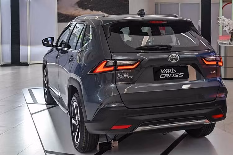Theo nguồn tin từ tờ Sanook (Thái Lan), mẫu xe SUV Toyota Yaris Cross 2026 thể hiện bước chuyển mình đáng chú ý trong chiến lược sản phẩm của Toyota khi gói an toàn Toyota Safety Sense được trang bị tiêu chuẩn ngay từ phiên bản cơ sở.