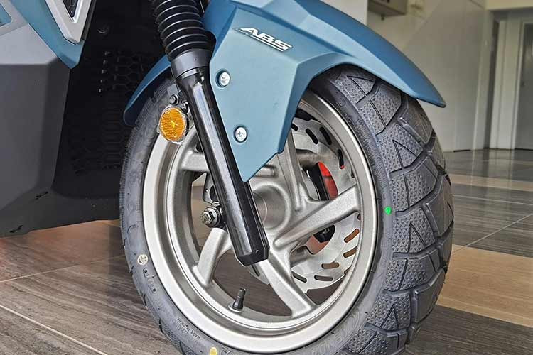 Hệ thống treo của xe gồm phuộc ống lồng phía trước và giảm xóc đơn phía sau có thể điều chỉnh tải trước, đáp ứng tốt nhu cầu di chuyển hằng ngày cũng như những cung đường không bằng phẳng. Hệ thống phanh đĩa thủy lực được trang bị cho cả hai bánh, với đĩa trước đường kính 260 mm và đĩa sau 223 mm, mang lại hiệu quả phanh ổn định.