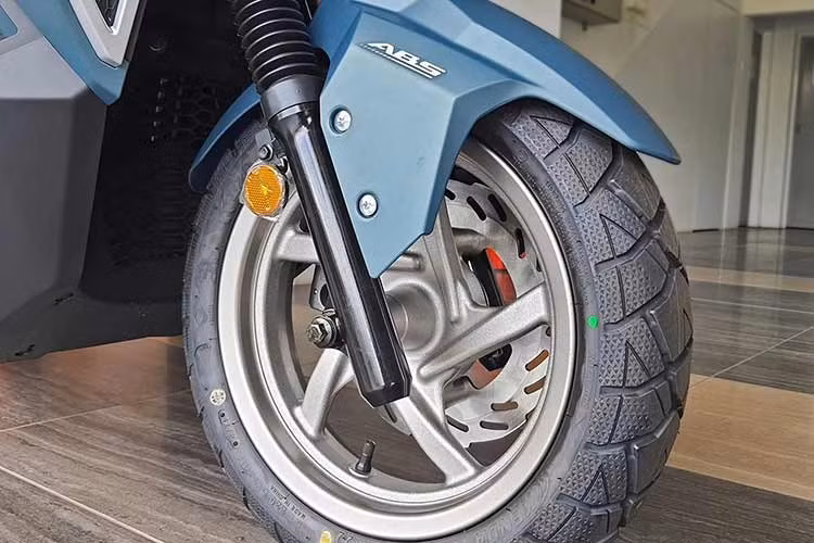 Hệ thống treo của xe gồm phuộc ống lồng phía trước và giảm xóc đơn phía sau có thể điều chỉnh tải trước, đáp ứng tốt nhu cầu di chuyển hằng ngày cũng như những cung đường không bằng phẳng. Hệ thống phanh đĩa thủy lực được trang bị cho cả hai bánh, với đĩa trước đường kính 260 mm và đĩa sau 223 mm, mang lại hiệu quả phanh ổn định.