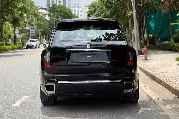 Xe có thể đạt 100 km/h từ vị trí đứng yên chỉ tốn 5,2 giây, vận tốc tối đa là 250 km/h. Mức tiêu hao nhiên liệu nhà sản xuất công bố ở dải 16–17 lít/100 km, phù hợp với cấu hình động cơ V12 và khối lượng của một SUV cỡ lớn. Trải nghiệm thực tế có thể thay đổi tùy điều kiện vận hành, địa hình và phong cách lái.