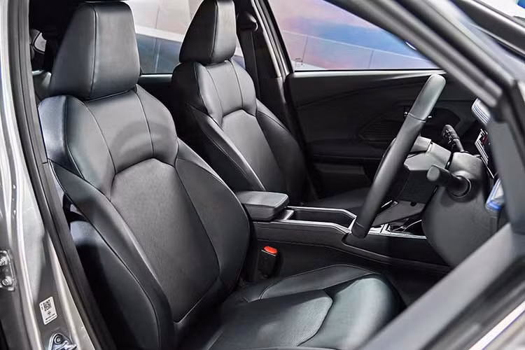 Việc loại bỏ hoàn toàn động cơ xăng có thể xem là một quyết định đáng chú ý của Toyota. Thay vì duy trì song song hai lựa chọn như trước, hãng xe Nhật Bản thể hiện quan điểm rõ ràng: xe hybrid không còn là giải pháp "bổ sung", mà đang trở thành cấu hình tiêu chuẩn cho các mẫu xe đô thị thế hệ mới.