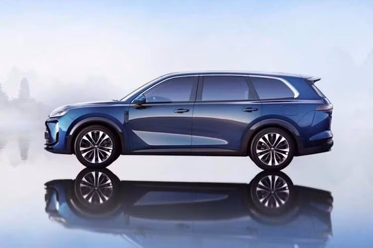 Mẫu xe mới này sẽ được trang bị tiêu chuẩn hệ thống định vị và lái xe Huawei Qiankun ADS 4.0, hệ thống buồng lái thông minh HarmonySpace 5.0, dịch vụ đám mây thông minh cho xe Huawei IVCS, và sẽ là một trong những mẫu xe đầu tiên tích hợp giải pháp cảm biến laser trong cabin Limera của Huawei.