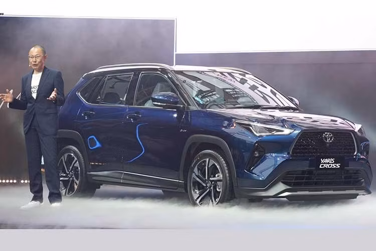 Toyota Yaris Cross 2026 bản nâng cấp đã chính thức được giới thiệu tại thị trường Thái Lan. Thay vì tạo ra những thay đổi lớn về kiểu dáng hay hệ truyền động, Toyota lựa chọn hướng đi thận trọng: không thay đổi nhiều về thiết kế tổng thể hay cấu hình động cơ, mà tập trung cải thiện các trang bị tiện nghi và công nghệ, trong đó các tính năng an toàn được chú trọng hơn cả.