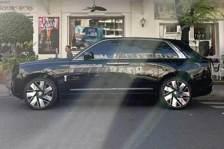 Riêng biển số lộc phát lặp đi lặp lại của chiếc xe SUV siêu sang Rolls-Royce Cullinan Series II 2025 này đã có giá 920 triệu đồng, chủ xe phải nói rất chịu chi. Ngoại thất của chiếc SUV siêu sang Rolls-Royce Cullinan Series II này có màu đen. Thay đổi dễ nhận thấy nhất của bản nâng cấp nằm ở dải đèn LED định vị ban ngày hình chữ "V" mới, bao quanh đèn pha nằm ngang.