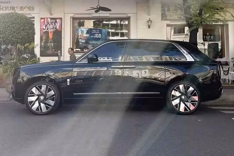 Riêng biển số lộc phát lặp đi lặp lại của chiếc xe SUV siêu sang Rolls-Royce Cullinan Series II 2025 này đã có giá 920 triệu đồng, chủ xe phải nói rất chịu chi. Ngoại thất của chiếc SUV siêu sang Rolls-Royce Cullinan Series II này có màu đen. Thay đổi dễ nhận thấy nhất của bản nâng cấp nằm ở dải đèn LED định vị ban ngày hình chữ "V" mới, bao quanh đèn pha nằm ngang.