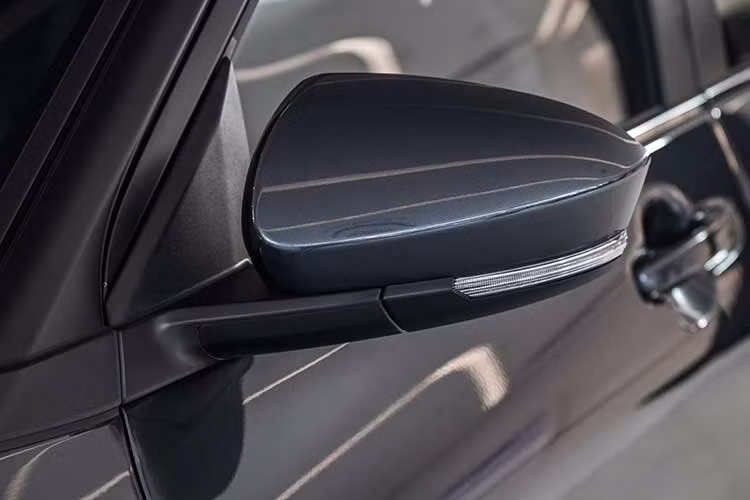 Về ngoại hình, Yaris Cross 2026 không có nhiều thay đổi đáng kể. Xe vẫn giữ phong cách thiết kế gọn gàng, trung tính và thực dụng – đúng với định vị một mẫu SUV đô thị hướng đến số đông người dùng. Những đường nét quen thuộc giúp mẫu xe này tiếp tục duy trì tính nhận diện và sự dễ tiếp cận.