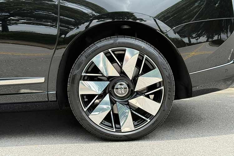 Chi tiết mới còn lại của xe Rolls-Royce Cullinan Series II mới là bộ vành la-zăng với đường kính lên đến 23 inch và màu sơn ngoại thất có tên nâu Emperador Truffle. Những khu vực còn lại của ngoại thất không có gì mới so với phiên bản cũ.