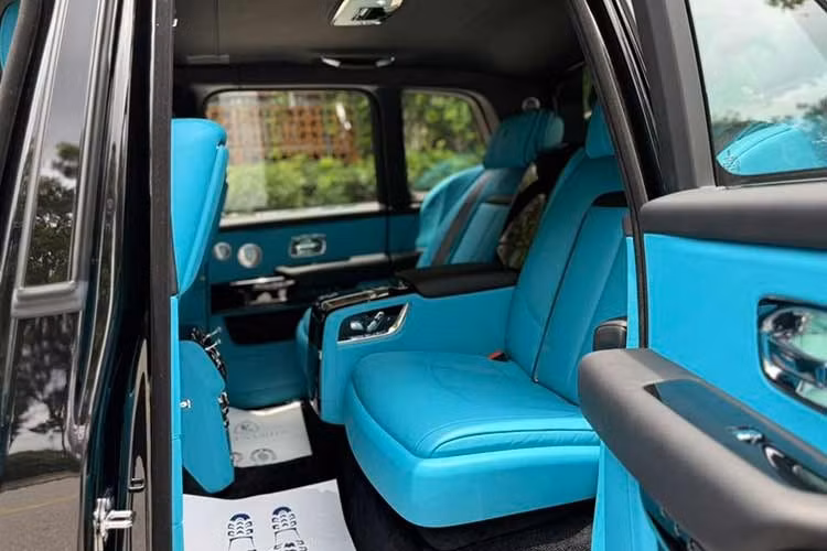 Mặt táp-lô kỹ thuật số của xe tương tự người anh em Rolls-Royce Spectre EV. Bên dưới đồng hồ là biểu tượng "thiếu phụ bay" Spirit of Ecstasy nhỏ. Hàng ghế sau gồm 2 ghế ngồi riêng biệt mang phong cách thương gia, ngăn cách bằng tựa tỳ tay cố định tích hợp hộc chứa ly và tủ làm lạnh rượu.