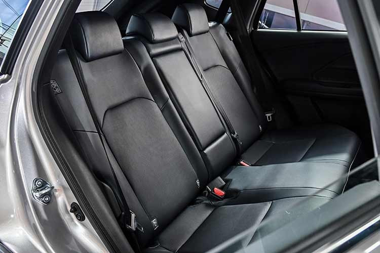 Với Yaris Cross 2026, hệ truyền động hybrid sử dụng động cơ 1.5 lít kết hợp mô-tơ điện và hộp số E-CVT, sản sinh tổng công suất khoảng 111 mã lực. Hệ thống này tiếp tục được tối ưu theo hướng tiết kiệm nhiên liệu và vận hành êm ái, phù hợp với đặc thù giao thông đô thị Đông Nam Á.