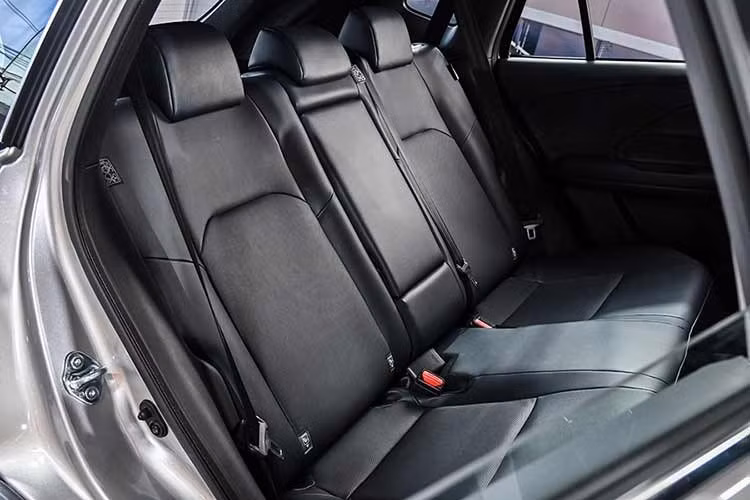 Với Yaris Cross 2026, hệ truyền động hybrid sử dụng động cơ 1.5 lít kết hợp mô-tơ điện và hộp số E-CVT, sản sinh tổng công suất khoảng 111 mã lực. Hệ thống này tiếp tục được tối ưu theo hướng tiết kiệm nhiên liệu và vận hành êm ái, phù hợp với đặc thù giao thông đô thị Đông Nam Á.