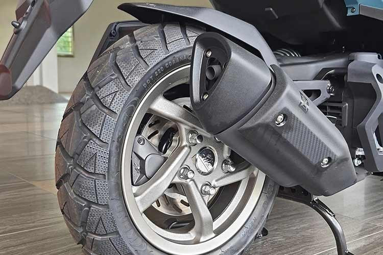 Xe sử dụng mâm 13 inch cho cả bánh trước và sau, đi kèm lốp kích thước 120/70 phía trước và 130/70 phía sau. Đi kèm với đó, xe vẫn được trang bị hệ thống kiểm soát lực kéo giúp tăng độ ổn định khi vận hành, trong khi phanh ABS hai kênh đảm bảo an toàn khi phanh gấp.