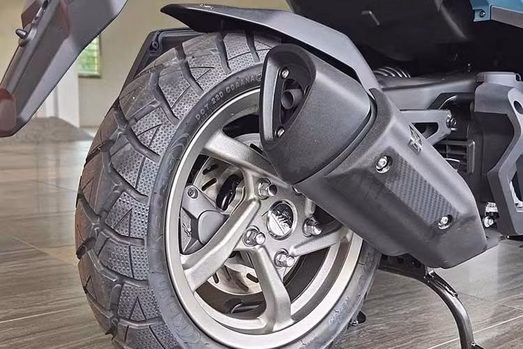 Xe sử dụng mâm 13 inch cho cả bánh trước và sau, đi kèm lốp kích thước 120/70 phía trước và 130/70 phía sau. Đi kèm với đó, xe vẫn được trang bị hệ thống kiểm soát lực kéo giúp tăng độ ổn định khi vận hành, trong khi phanh ABS hai kênh đảm bảo an toàn khi phanh gấp.