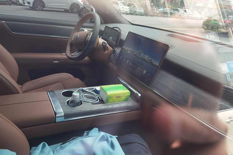 Xe được trang bị hệ thống hybrid Wuling Lingxi bao gồm động cơ 1.5T với công suất tối đa 105 kW (141 mã lực), kết hợp với pin Wuling Magic Battery (LFP) 41,9kWh và 31kWh, cung cấp phạm vi hoạt động thuần điện theo tiêu chuẩn WLTC là 130km, 160km và 175km.