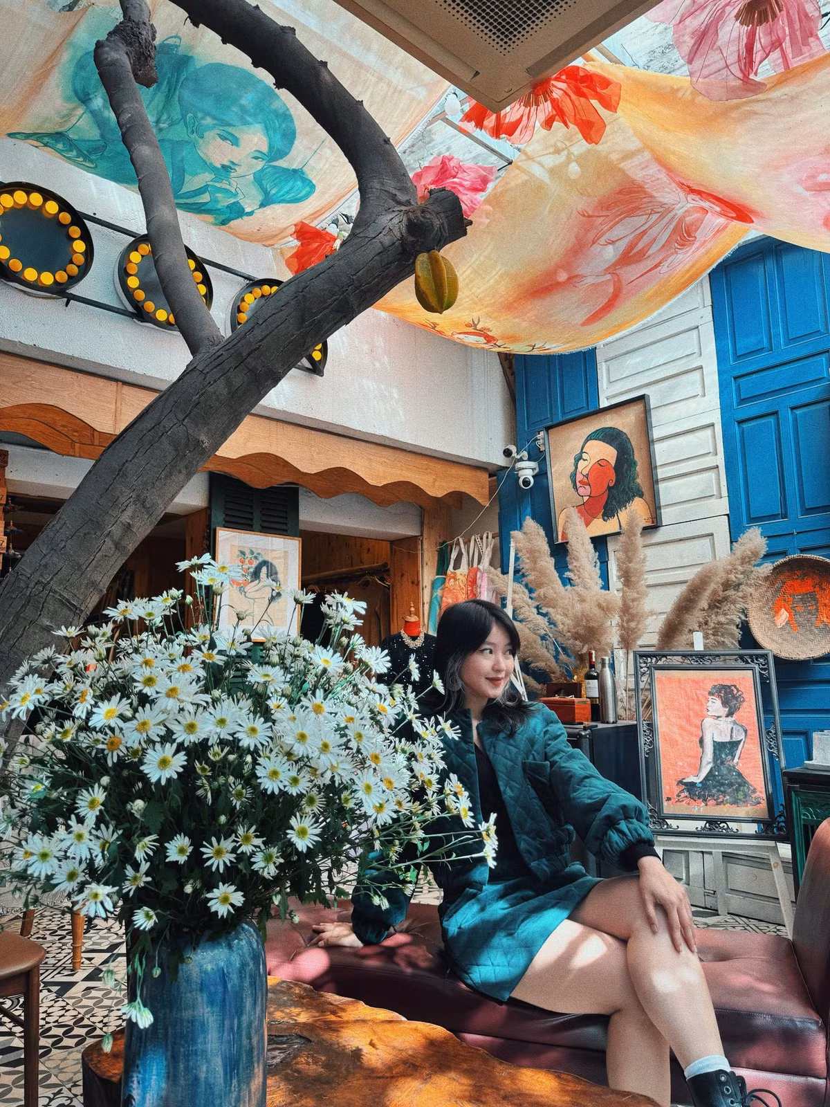 Gương mặt thon gọn, làn da mịn màng và nụ cười dịu nhẹ giúp Mi Vân toát lên vẻ đẹp nền nã rất đặc trưng của phụ nữ Á Đông. Mái tóc dài buông tự nhiên tôn lên đường nét mềm mại, tạo cảm giác vừa hiện đại vừa truyền thống.