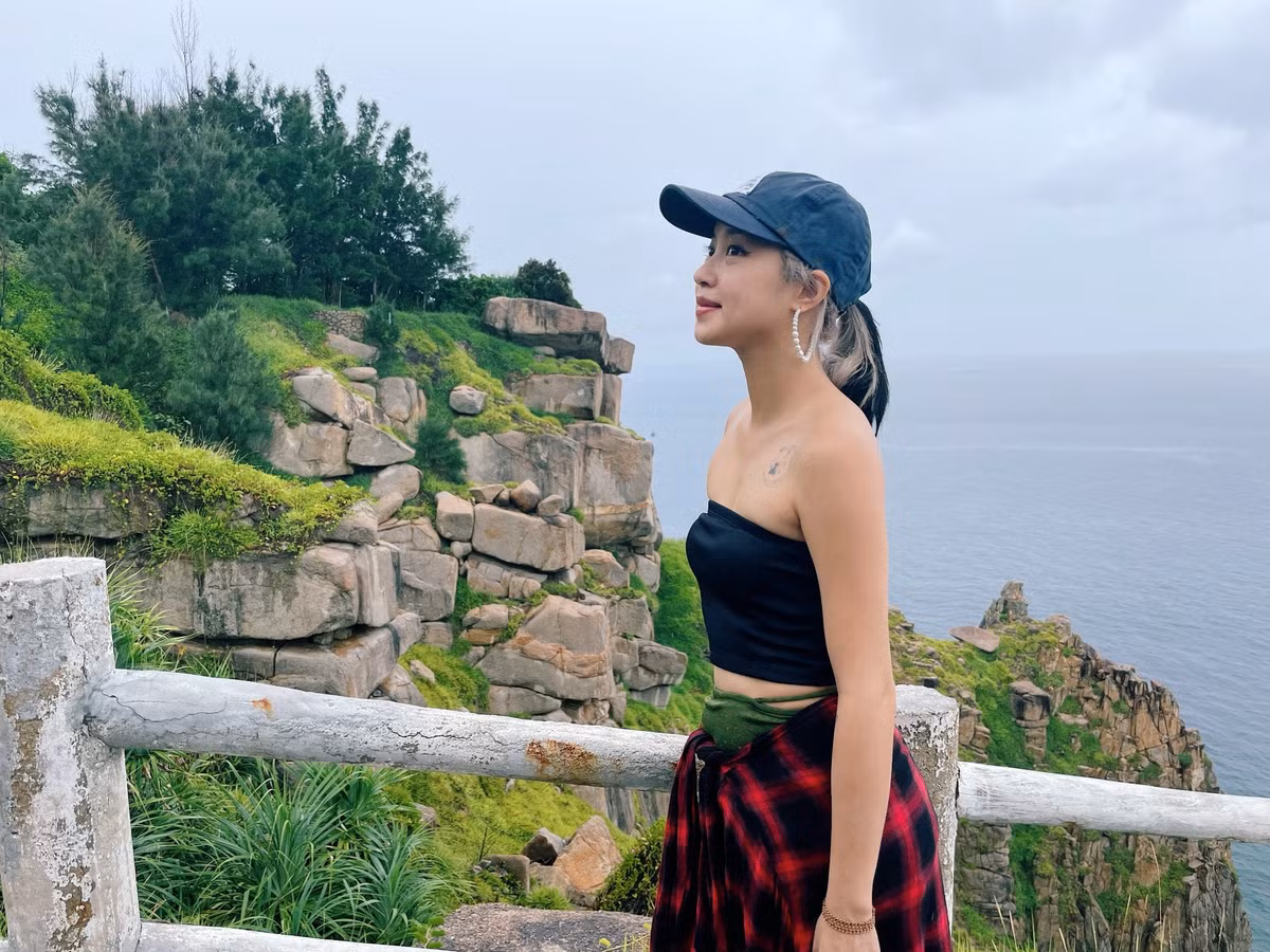 Sau nhiều năm rời xa showbiz, Mi Vân lựa chọn cuộc sống kín tiếng và bình yên. Cô tập trung cho gia đình nhỏ, công việc riêng và giữ thói quen chia sẻ trên mạng xã hội những khoảnh khắc giản dị trong cuộc sống hằng ngày. Dù không hoạt động rầm rộ như trước, nhưng cô vẫn giữ được sức hút đặc biệt nhờ phong cách sống nhẹ nhàng, tinh tế.