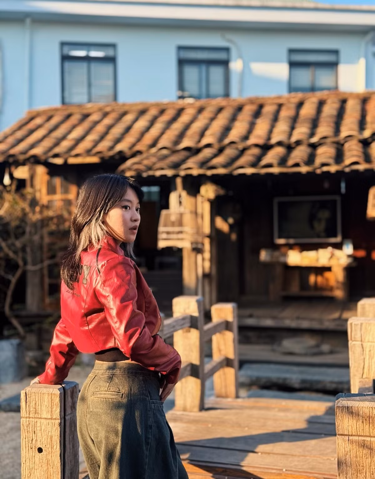 Mi Vân từng được biết đến là một trong những biểu tượng sắc đẹp của thế hệ 8X – 9X, gắn liền với hình ảnh nữ sinh trong trẻo, thuần khiết. Trải qua thời gian, nét đẹp của cô ngày càng chín muồi, đằm thắm và trưởng thành hơn, nhưng vẫn giữ được sự hiền hòa, nữ tính vốn có.