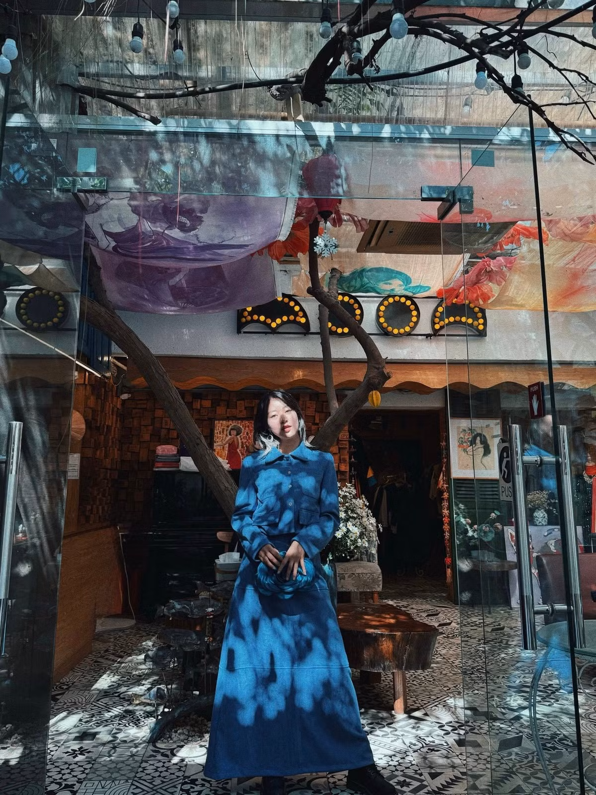 Ở một số khung hình khác, Mi Vân chọn trang phục màu xanh với chất liệu chần bông trẻ trung, giúp tôn lên vóc dáng gọn gàng và đôi chân thon. Thần thái tự tin, ánh mắt trong trẻo cùng phong cách thời trang tinh tế cho thấy cô nàng vẫn giữ được đẳng cấp của một trong những hot girl đời đầu nổi tiếng nhất Hà thành.