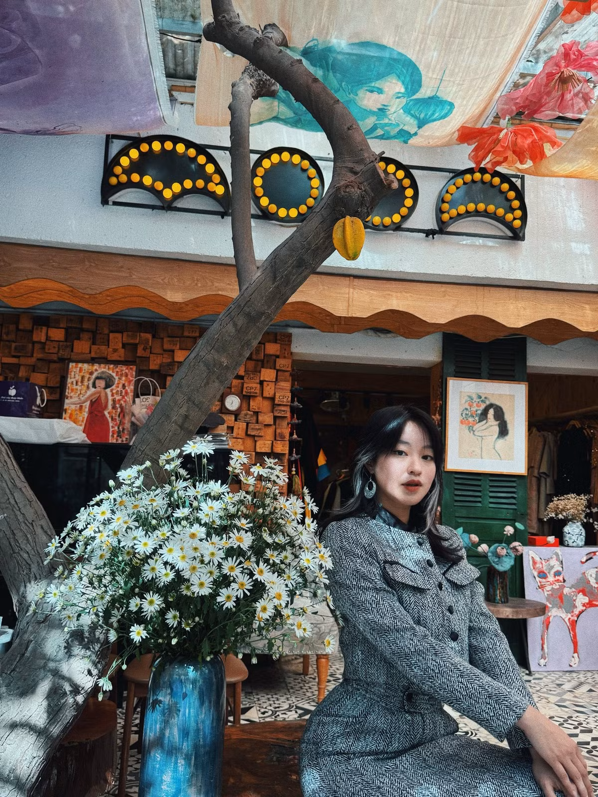 Bộ ảnh mới của nàng cựu hot girl nhanh chóng thu hút sự chú ý nhờ thần thái nhẹ nhàng, trưởng thành nhưng vẫn phảng phất nét trong veo từng làm nên tên tuổi của cô nhiều năm trước.